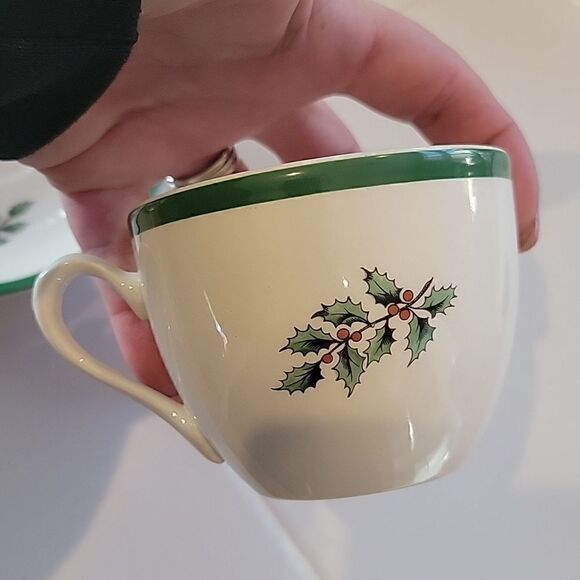 Vintage Spode Christmas tea/saucer 7oz. Set of 4 - Picture 10 of 11